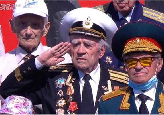 Ряженые на параде Победы. Ветераны с «липовыми» орденами стояли рядом с предстаителями власти