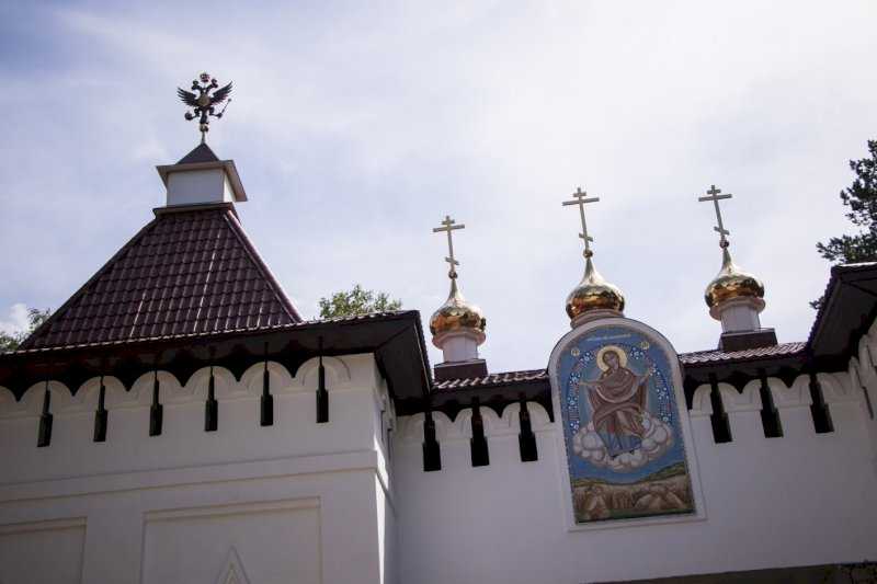 «Мы здесь, как друзья Сергия»: казаки встали на защиту Среднеуральского женского монастыря от провокаций (ВИДЕО)