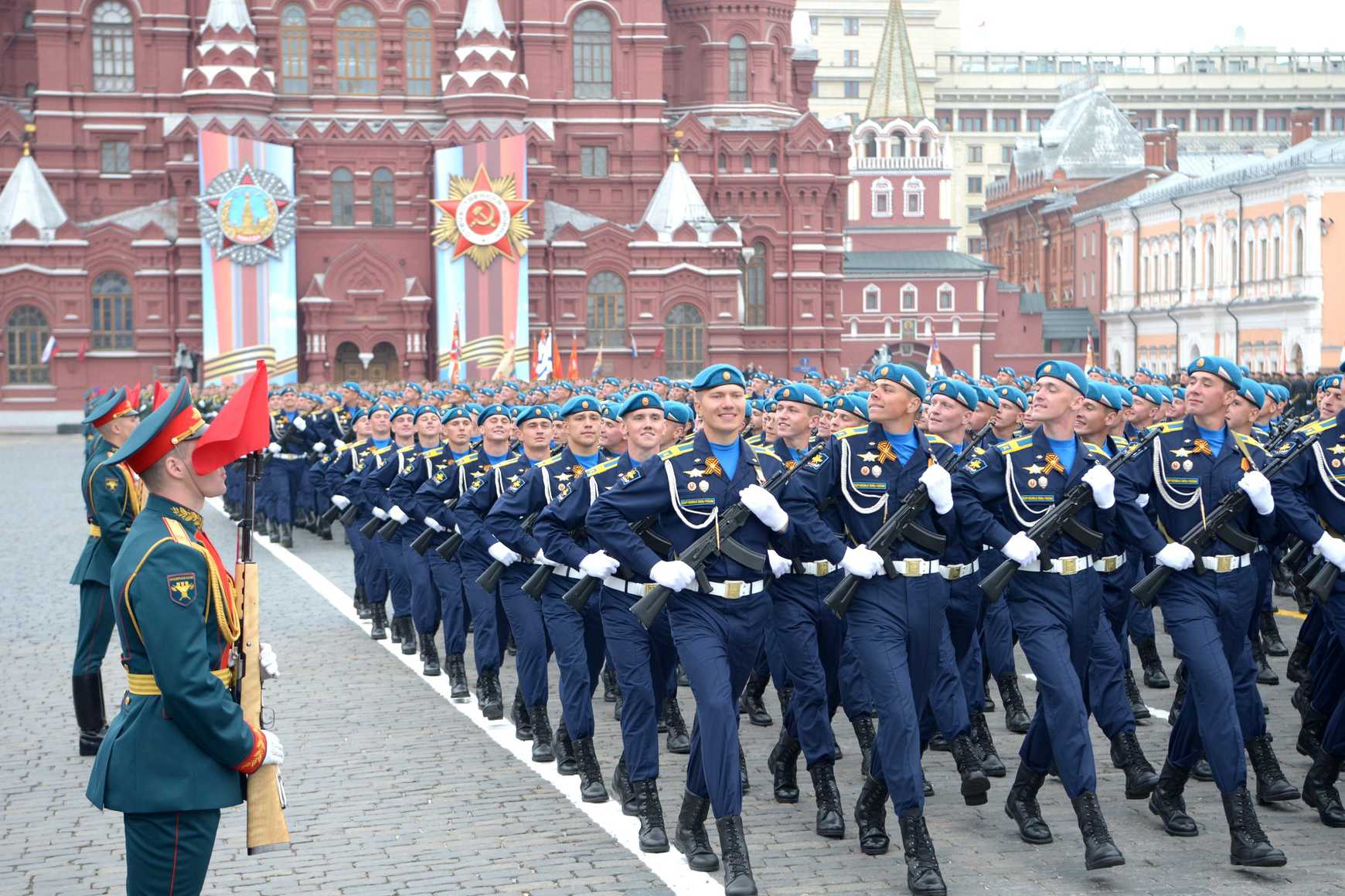 Вооружённый солдат устроил истерику на параде Победы в Москве