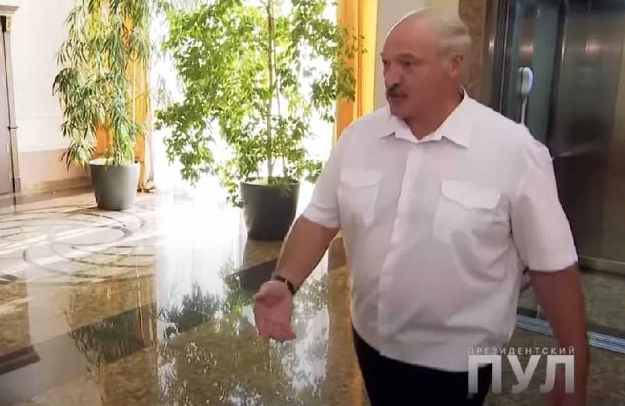 Лукашенко пришел на интервью в одних носках