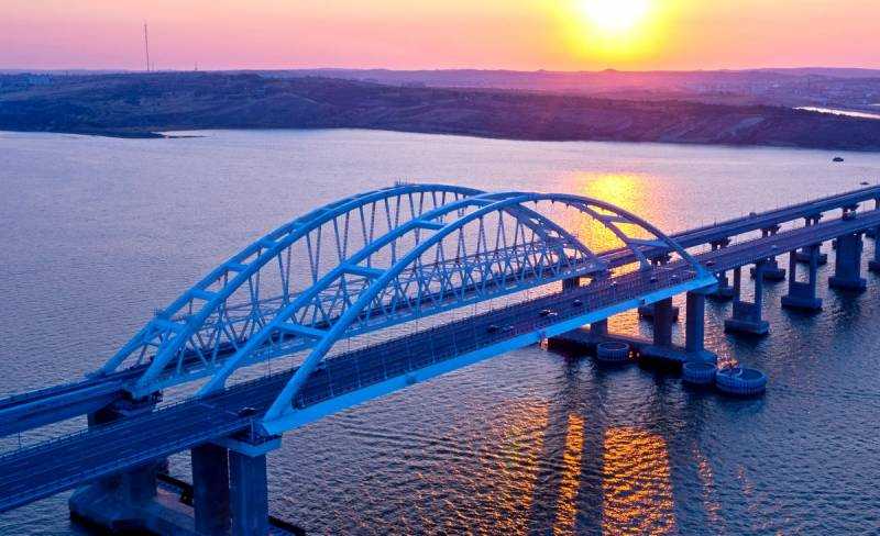Запуск грузовых перевозок по Крымскому мосту доведет до крайности порты Украины